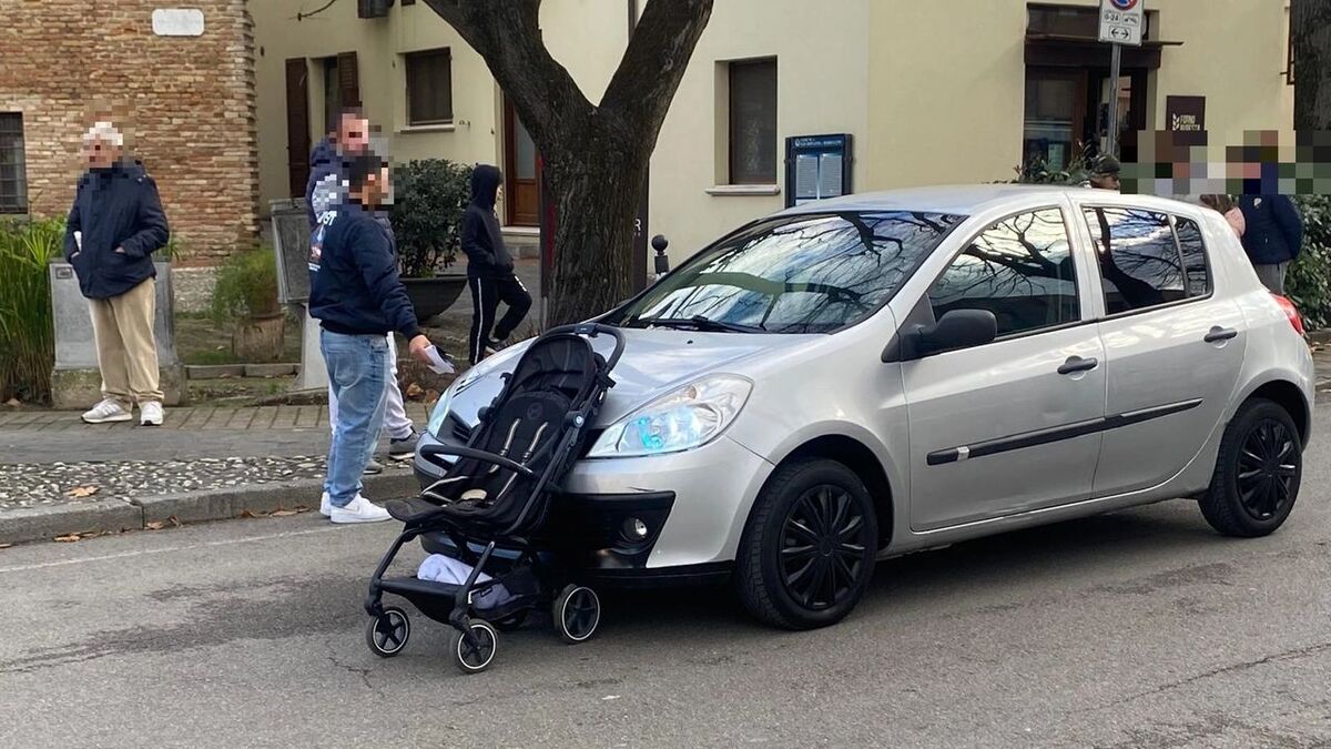 Terribile incidente, auto investe mamma con il figlio di due anni