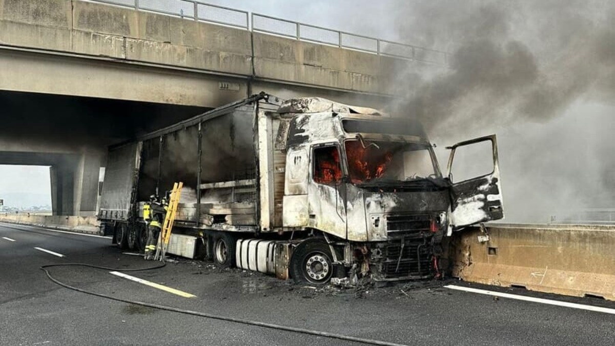 Terribile Incidente A Torino Camion Perde Il Controllo In Tangenziale Tutto In Fiamme