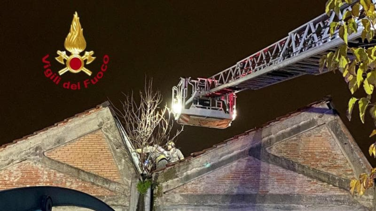 Firenze, incendio nelle ex Officine Galileo: quattro persone intossicate