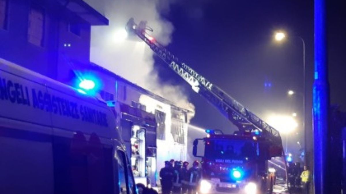 Pioltello, maxi incendio alla ex Ceca: una colonna di fumo avvolge Seggiano