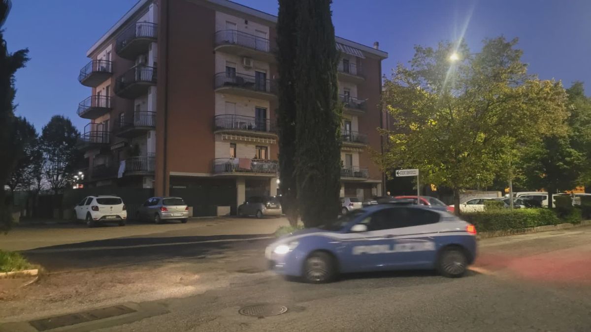 Perugia, si sporge per guardare gli amici e cade dal terzo piano: gravissimo bimbo di 10 anni