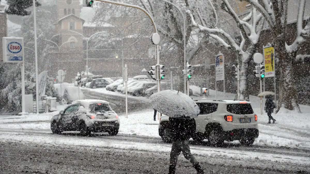 Allarme freddo a Roma, il sindaco Gualtieri firma l’ordinanza per ghiaccio e neve