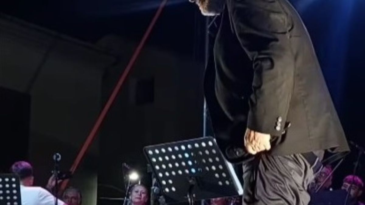 Amedeo Minghi finisce quasi in mutande: il siparietto durante un concert