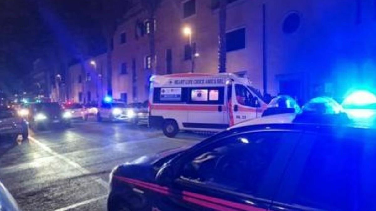 Maxi rissa, poi la tragedia: due 16enni si accoltellano in pieno centro, uno è grave