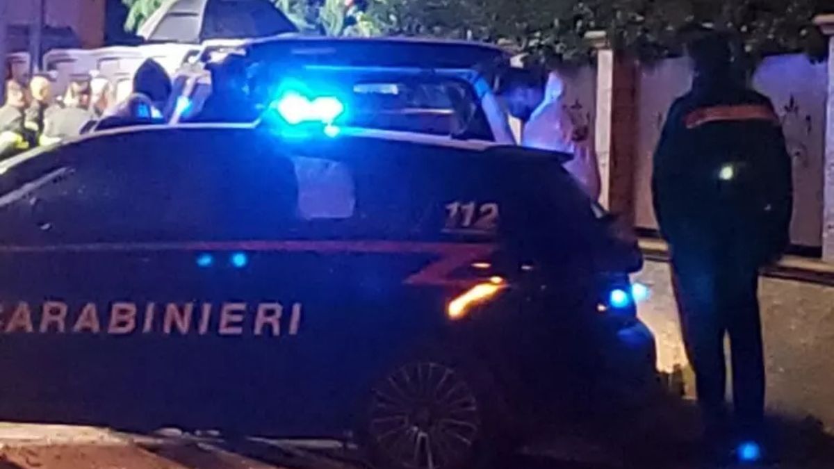 Anziana trovata morta in casa, il figlio accato in fin di vita: il mistero del biglietto