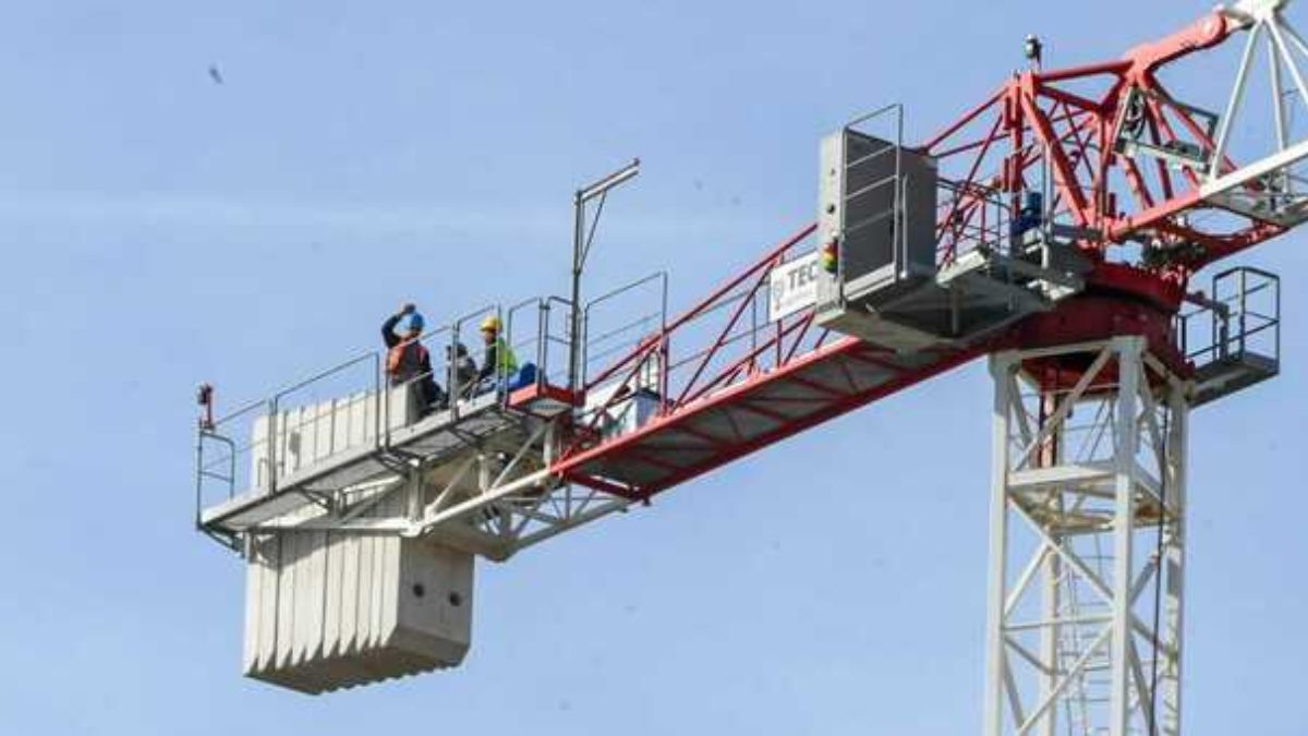 Senza stipendio da due mesi, tre operai salgono su una gru alta 40 metri per protesta: l’azienda paga