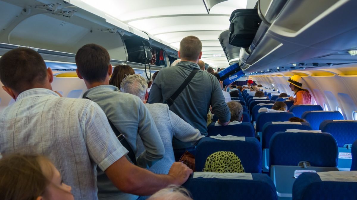 Passeggero di un aereo aggredisce uno steward e tenta di aprire il portellone in volo: bloccato