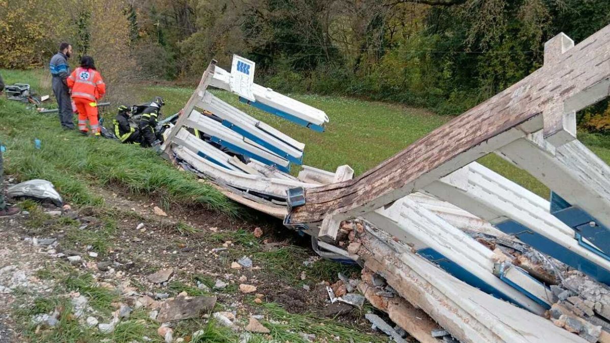 Camion perde il carico, auto travolta dalle lastre di cemento: nonna e nipote schiacciati, sono gravissimi