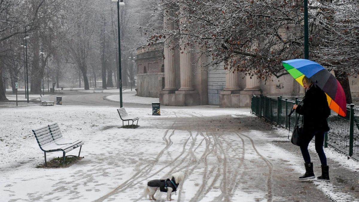 Previsioni meteo, perturbazione invernale in arrivo sull’Italia da lunedì: pioggia, vento e neve a bassa quota