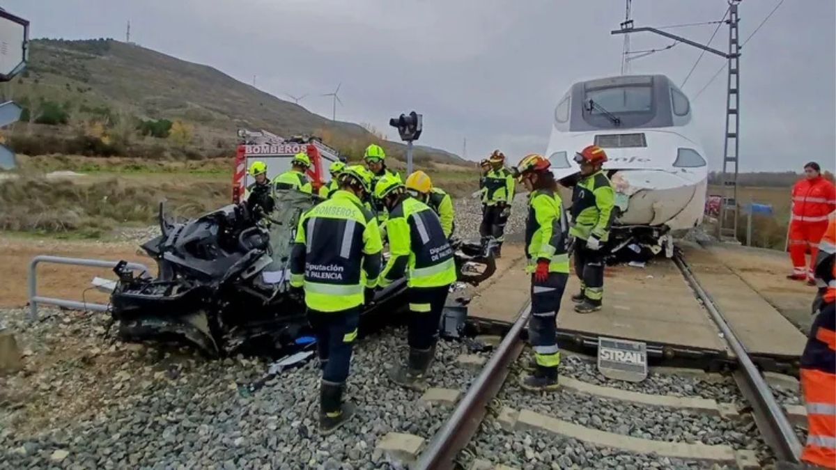 Treno travolge un’auto a un passaggio a livello: morti due operai di 37 e 40 anni