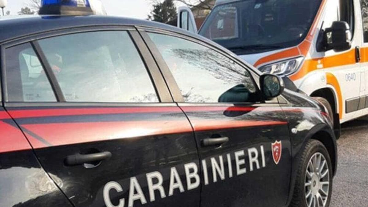 Tredicenne picchiata da coetanea davanti a un gruppo di amici che filma e non interviene