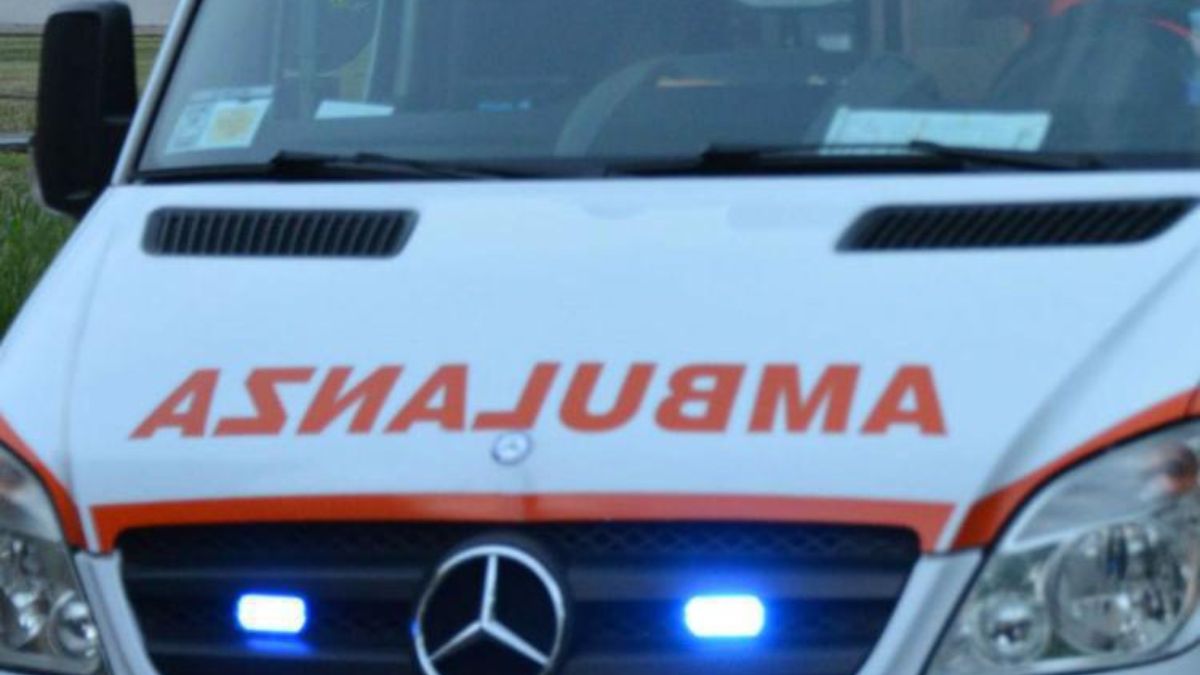 Sardegna, muore travolto da tre auto mentre attraversa la strada