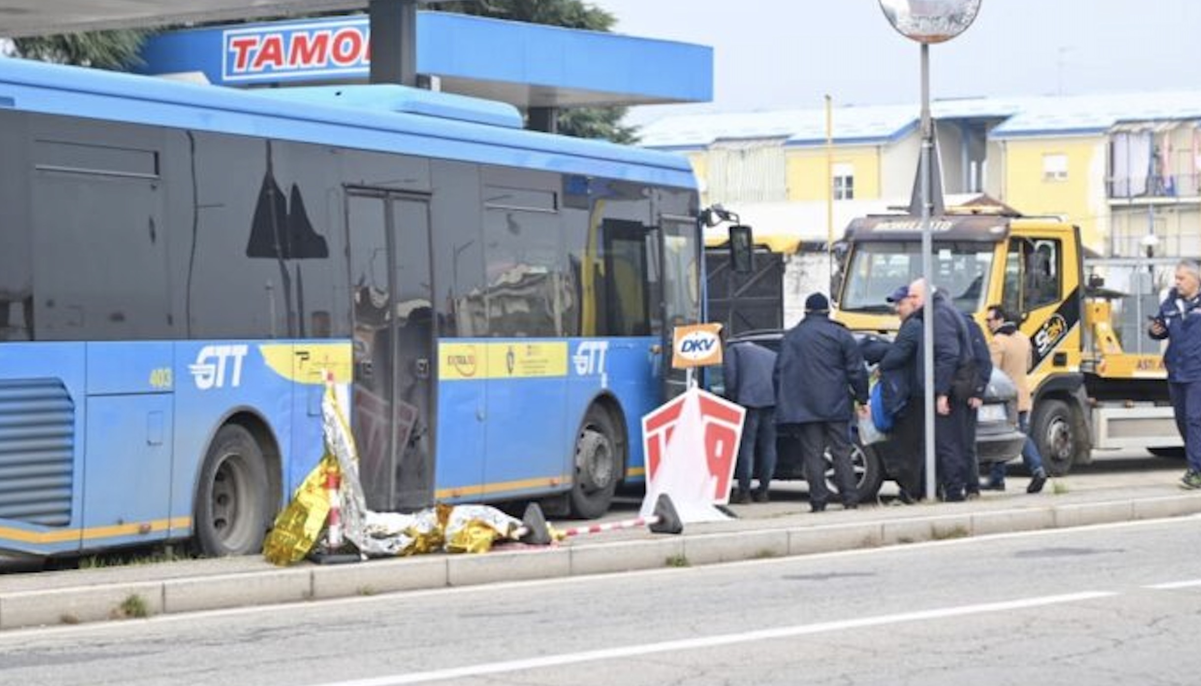 Grave incidente stradale ad Asti: uomo di 71 anni investito e ucciso da un bus