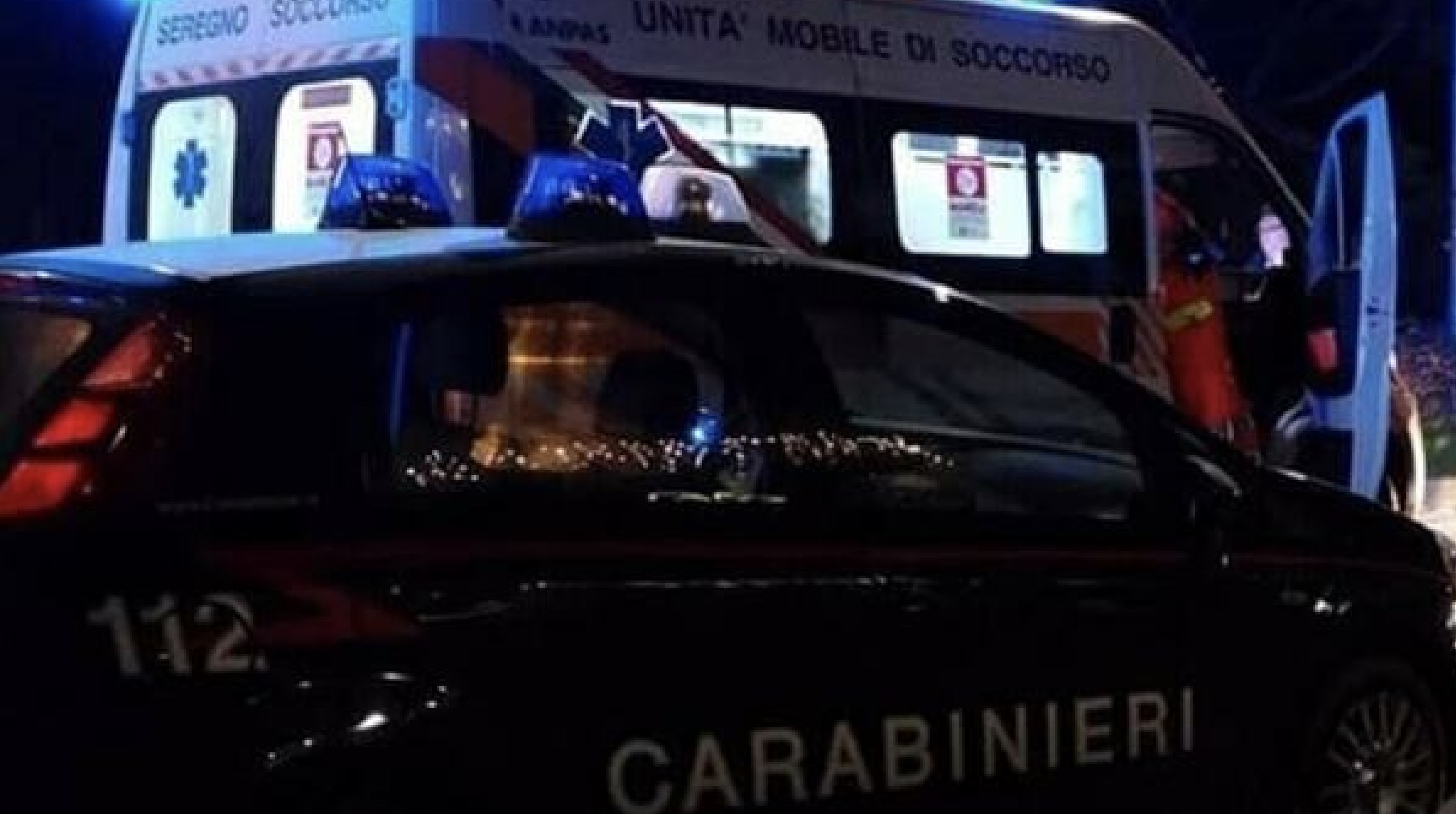 Napoli, donna precipita dal 30esimo piano dell’hotel Ambassador in centro e muore: giallo sulle cause