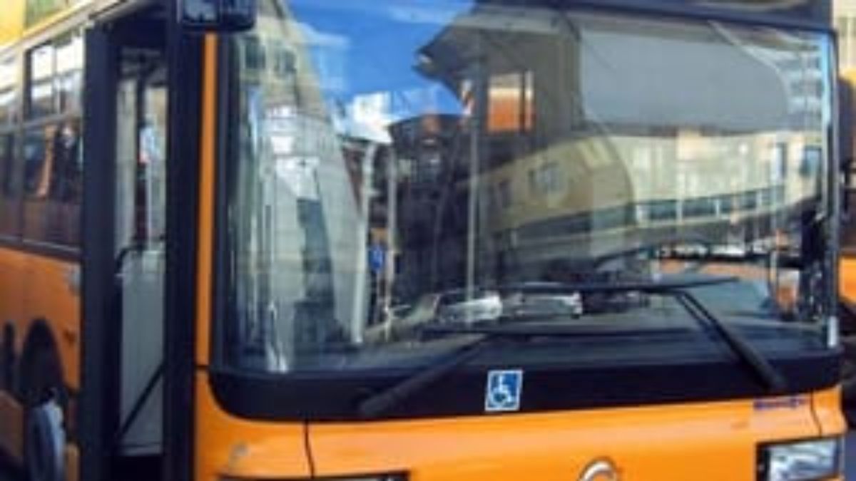 Sale sul pullman senza biglietto e prende a calci e pugni i controllori: arrestato