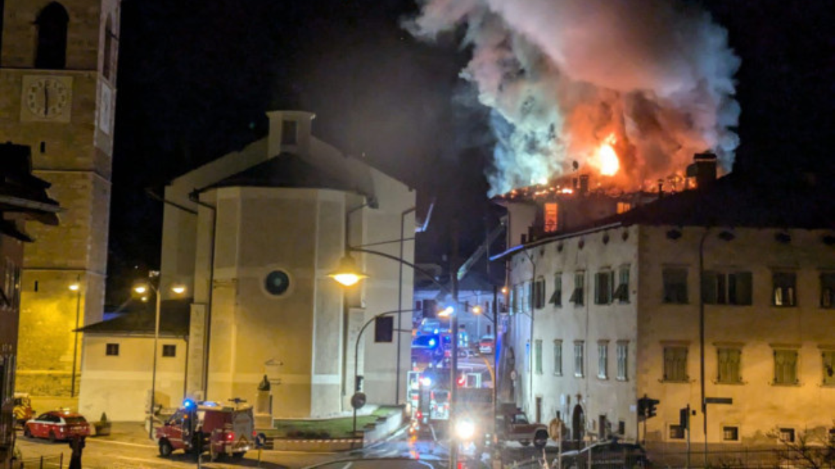 Incendio devastante in un’abitazione del centro: evacuata una famiglia