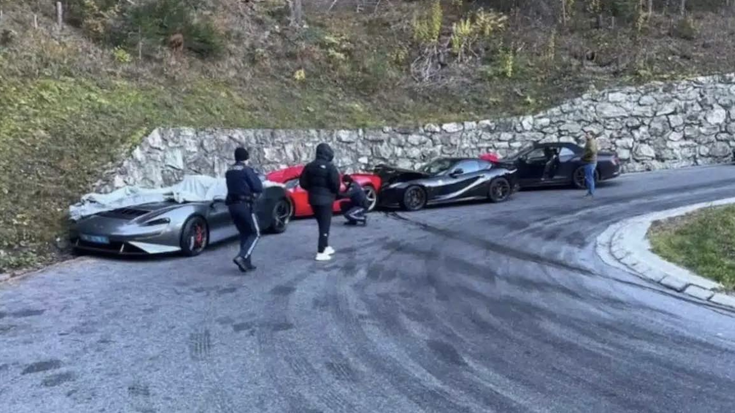 Maxi incidente di lusso: frantumati 7,8 milioni di euro tra Ferrari, Bentley e McLaren