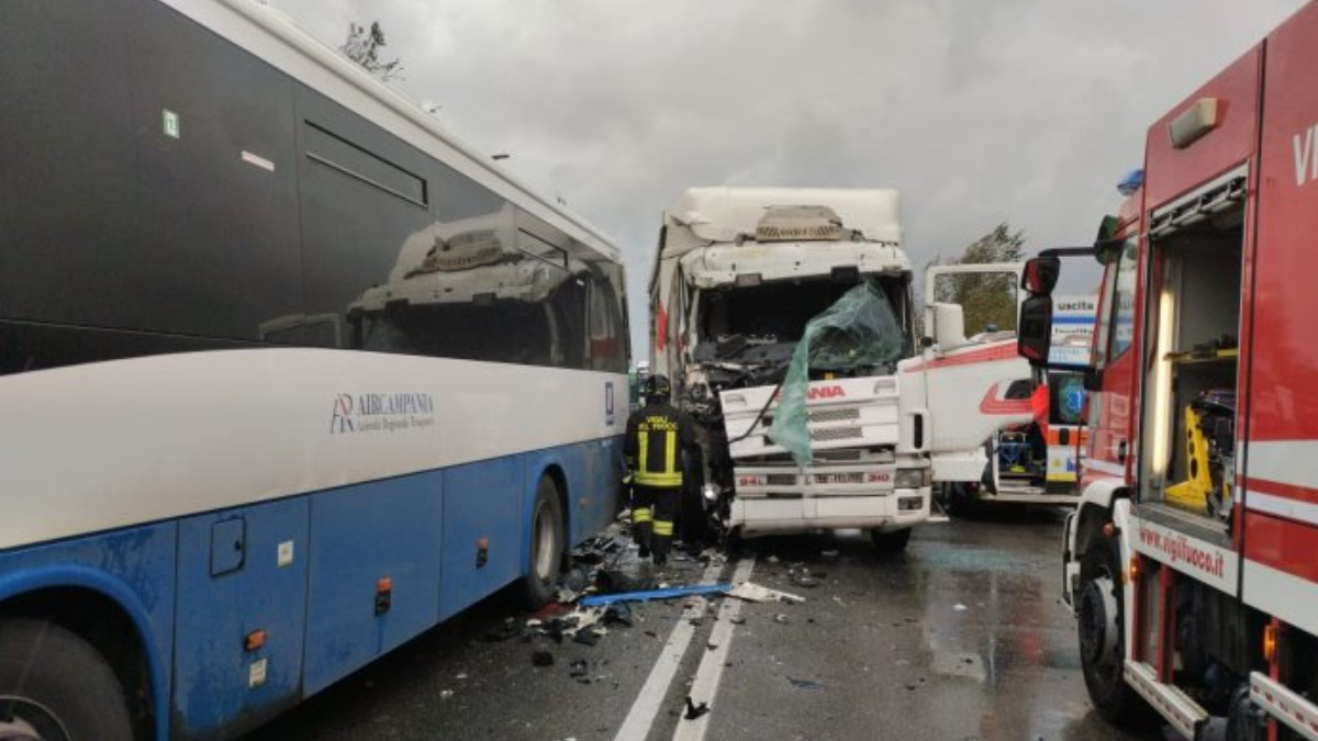 Schianto tra camion e pullman sulla Telesina: molte persone coinvolte, traffico in tilt