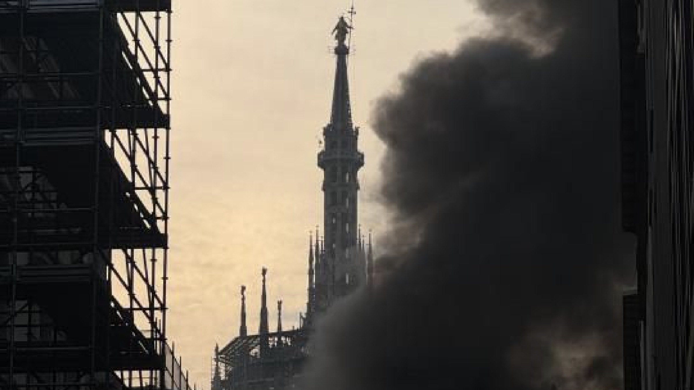 Milano, incendio in zona Duomo: il video della colonna di fumo che esce da una galleria