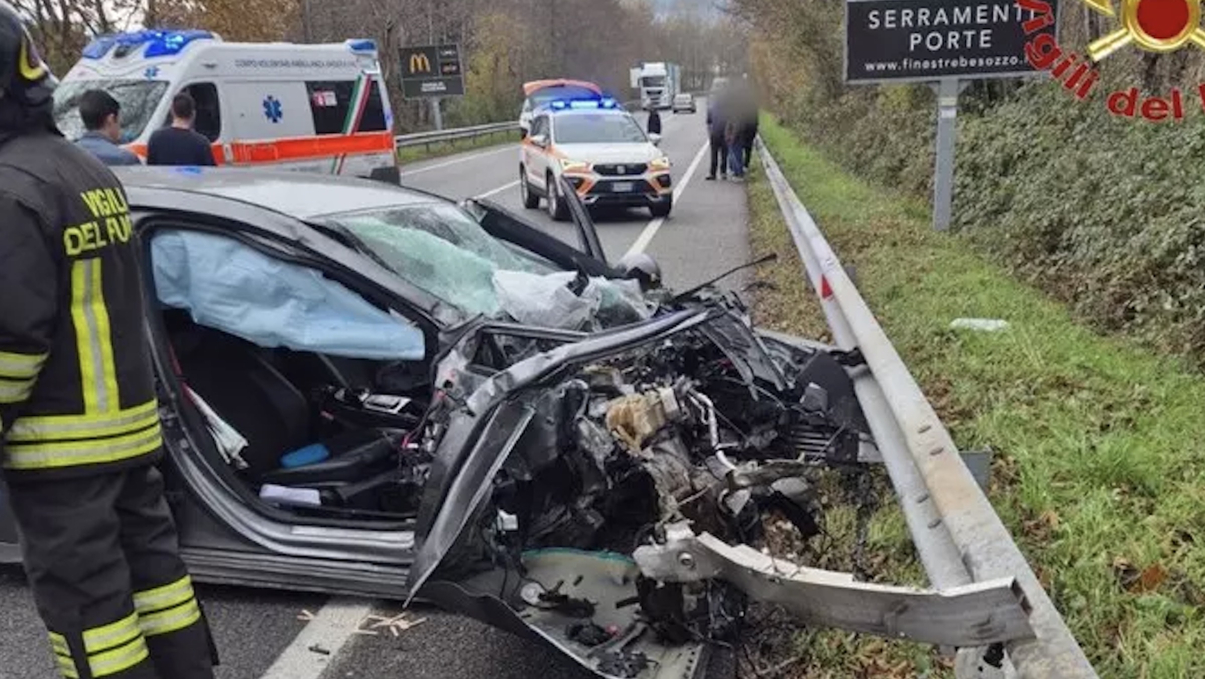 Varese, scontro frontale tra due auto: alla guida nonno e nipote