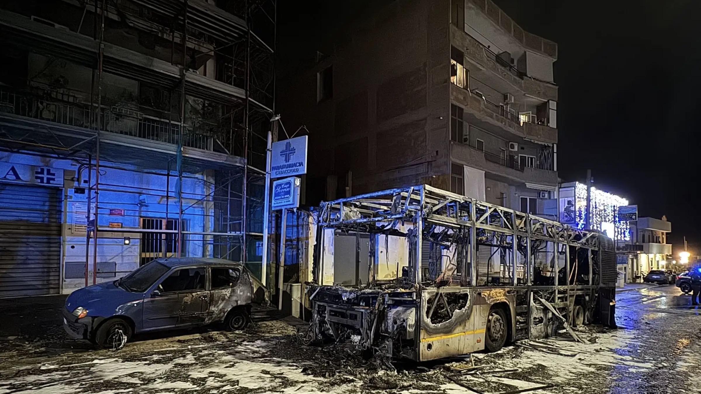 Reggio Calabria, autobus in fiamme ad Archi: indagini in corso, avviate verifiche interne