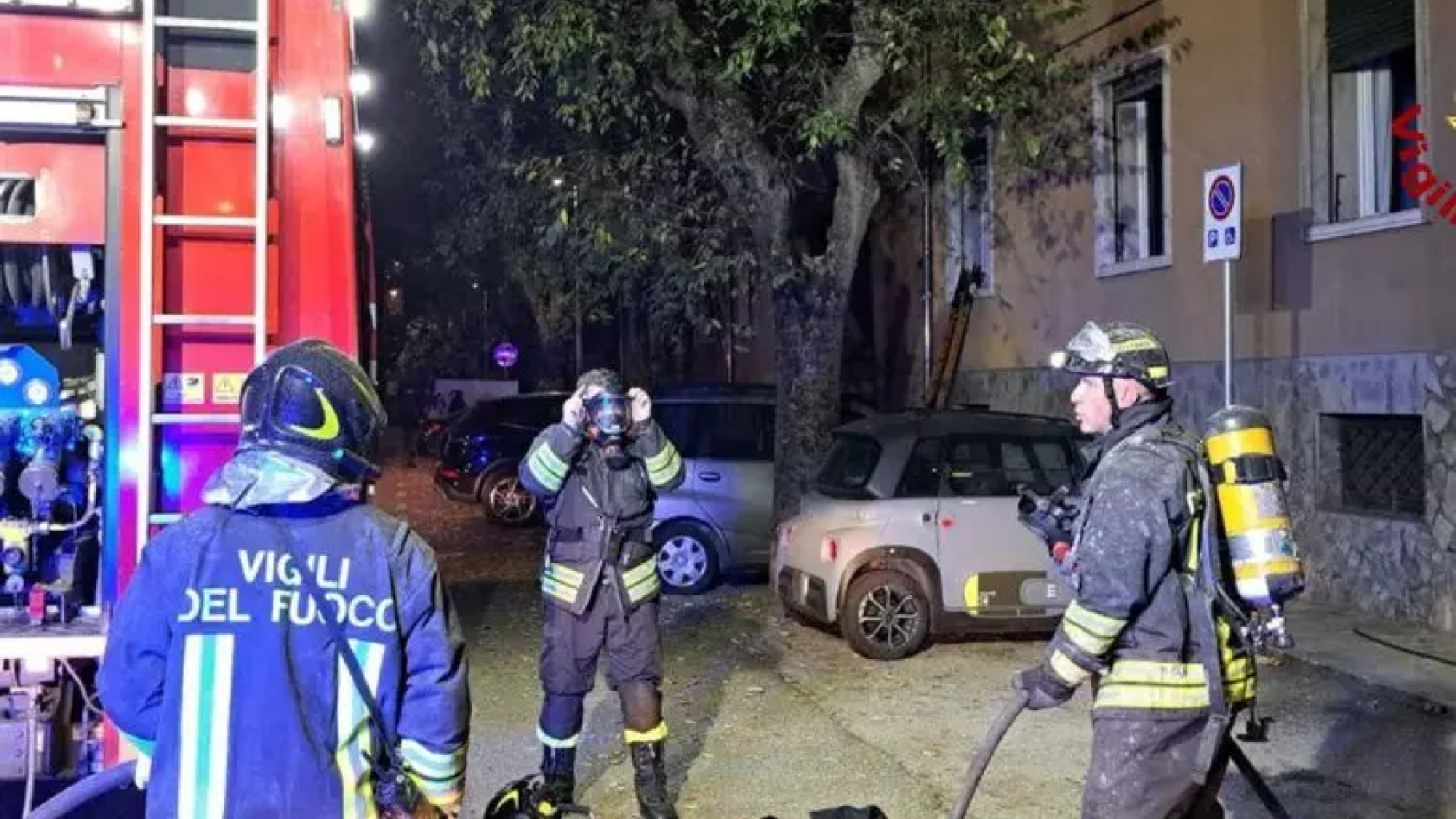 Incendio in un appartamento a Modena: dieci persone salvate dai Vigili del fuoco