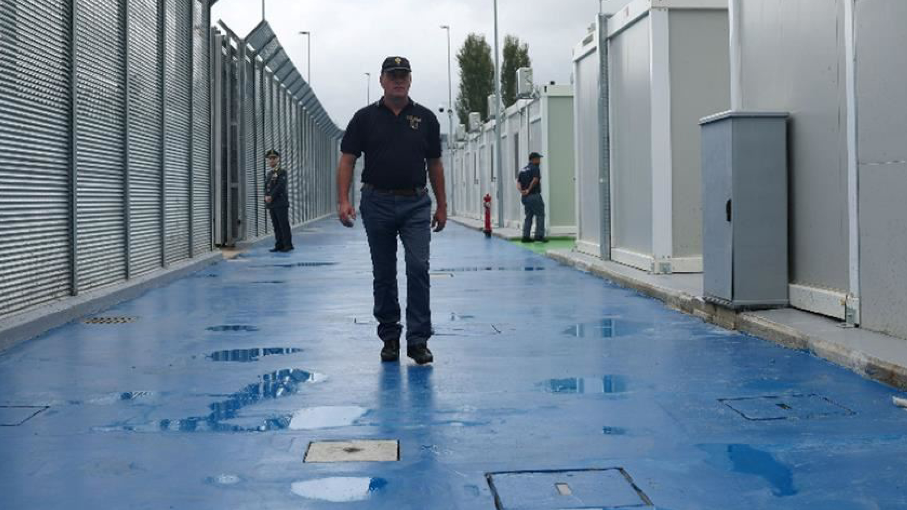 Albania: si svuota il centro per migranti. Operatori e poliziotti rimpatriati, la nave Libra resta ferma