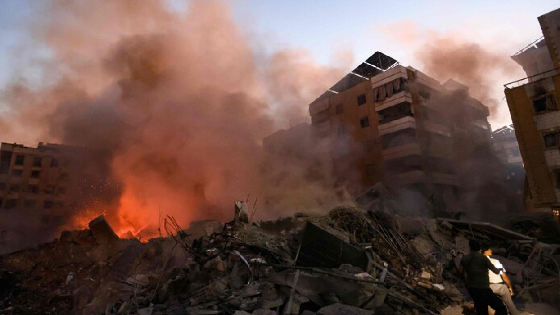 Attacco aereo a Beirut: distrutto edificio residenziale di otto piani