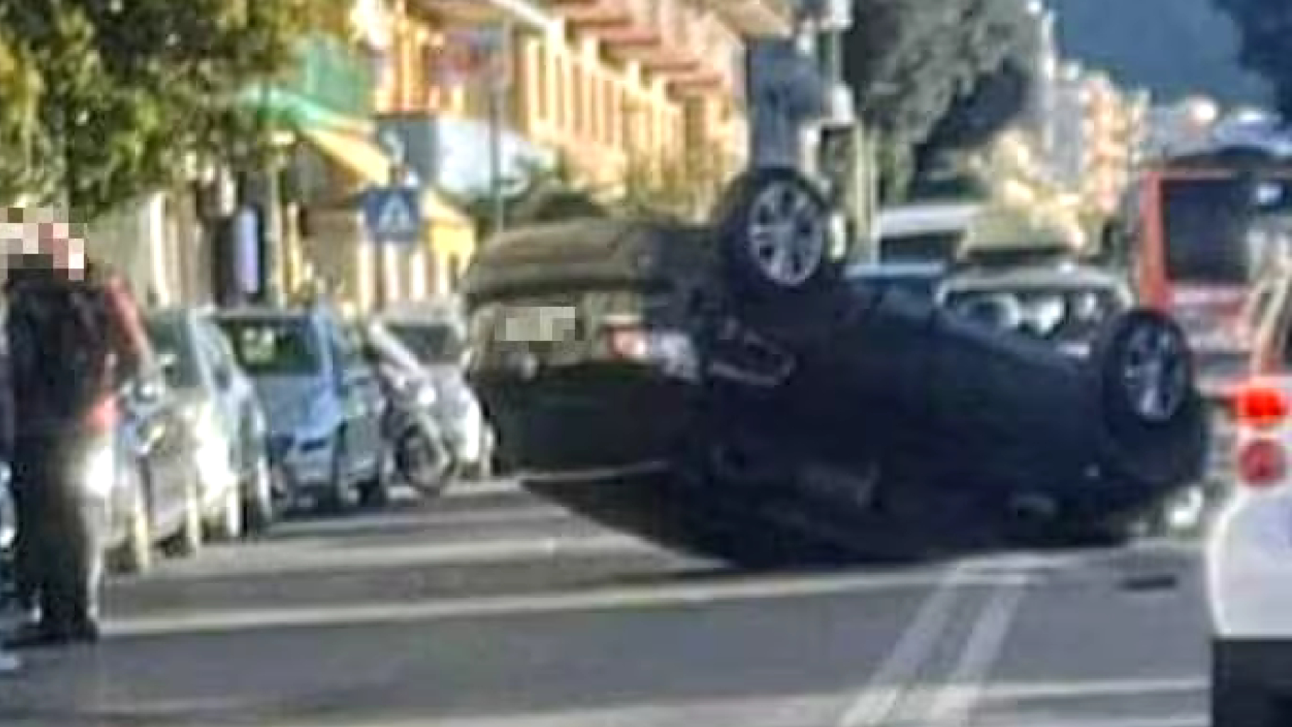 Suv senza controllo in piena città: scena da film! La situazione