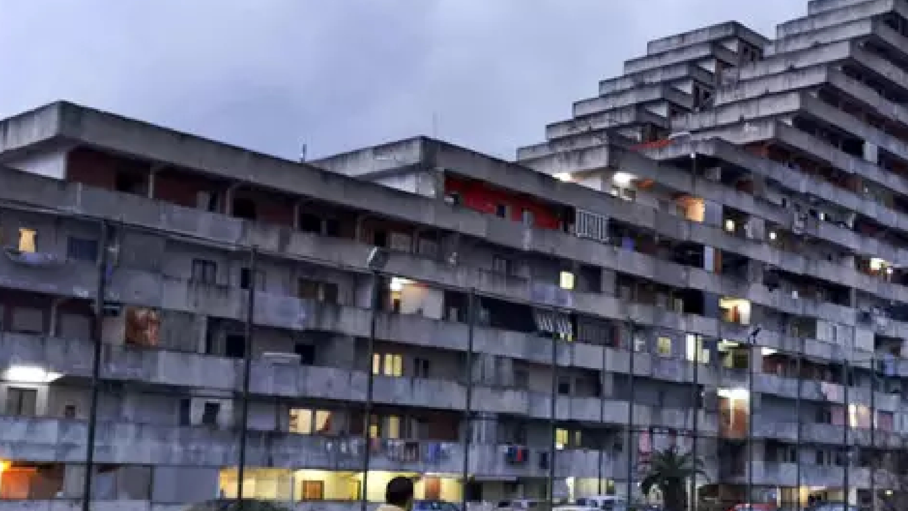 Ancora paura. Crollo alla Vela Rossa di Scampia: sgomberate famiglie