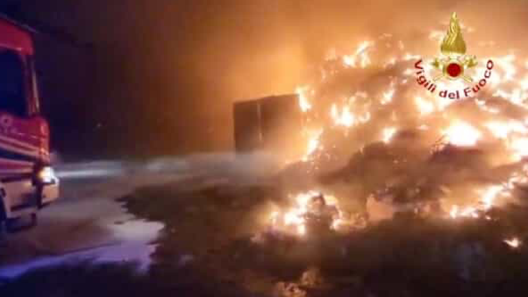 Incendio a Brindisi, il sindaco impone misure straordinarie: mascherine obbligatorie e stop ai condizionatori