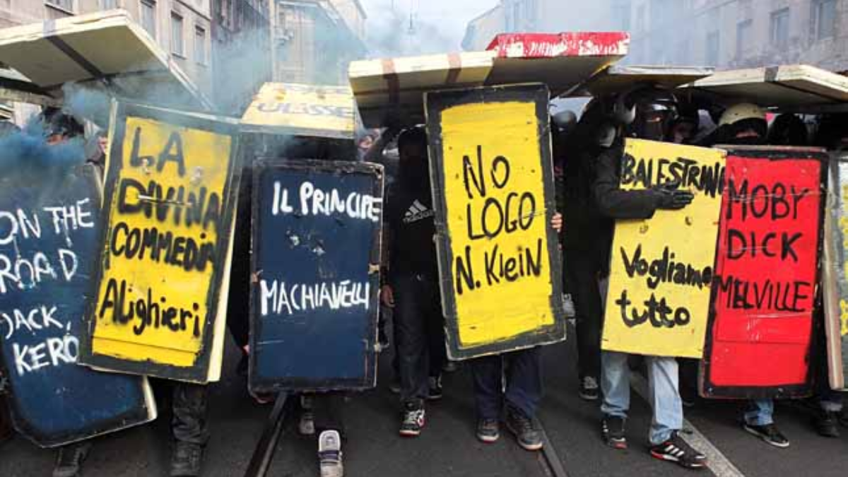 Torino, lo sciopero sfocia in violenza: uova e fumogeni contro la Polizia