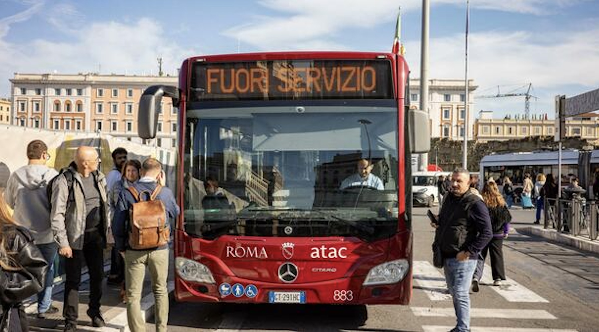 Sciopero 8 novembre, stop dei mezzi di 24 ore senza fasce di garanzia: i servizi nelle città