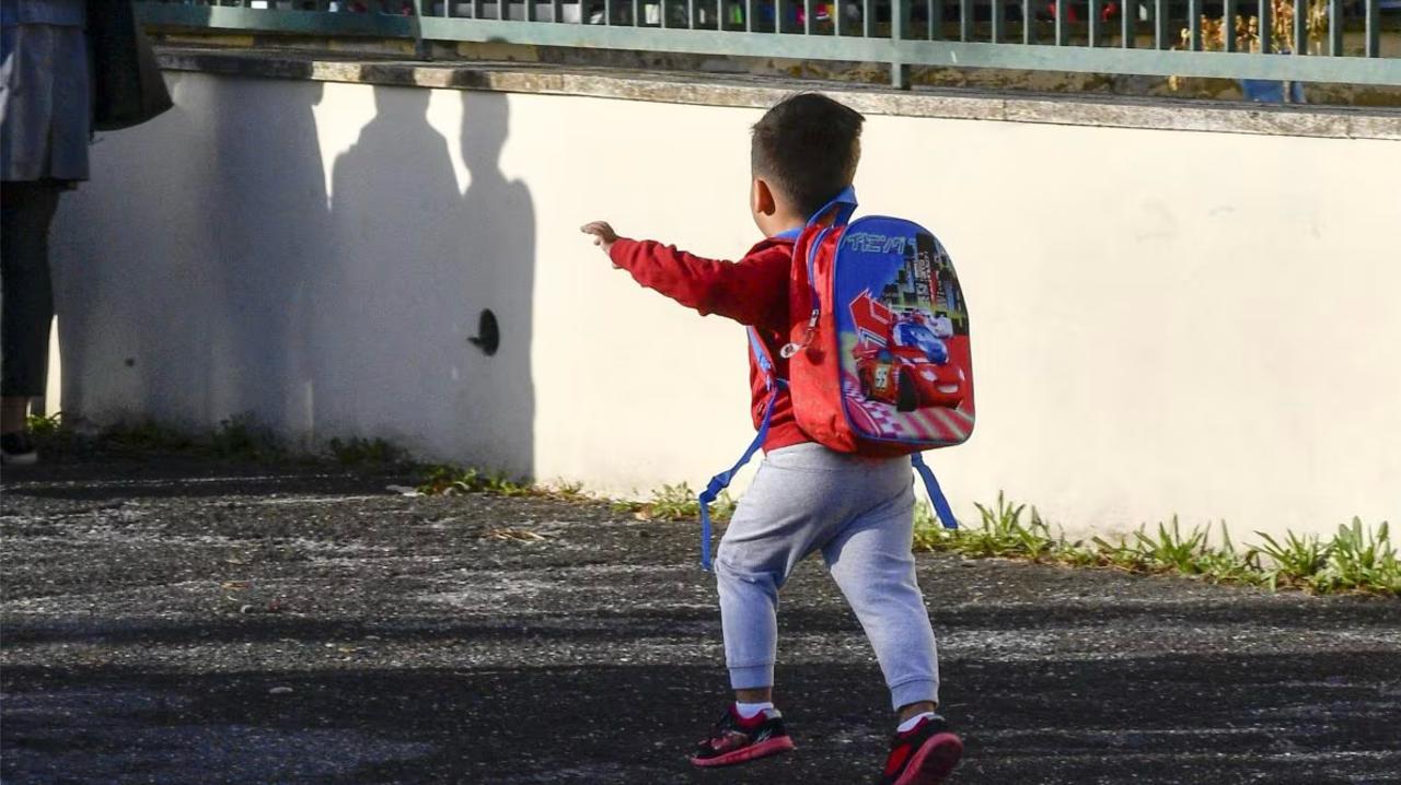 Treviso, bimbo di 6 anni “abbandonato” per strada il primo giorno di scuola, denunciato l’autista dello scuolabus