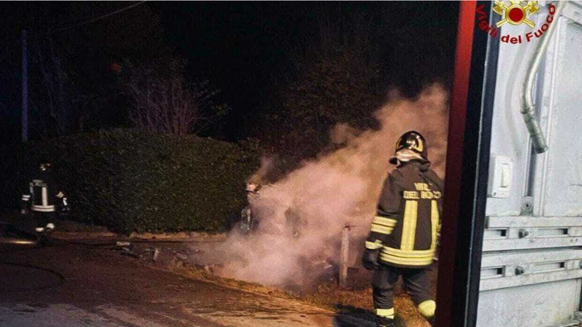 Tragico schianto nel Modenese: auto a gpl si ribalta, la conducente di 26 anni muore carbonizzata