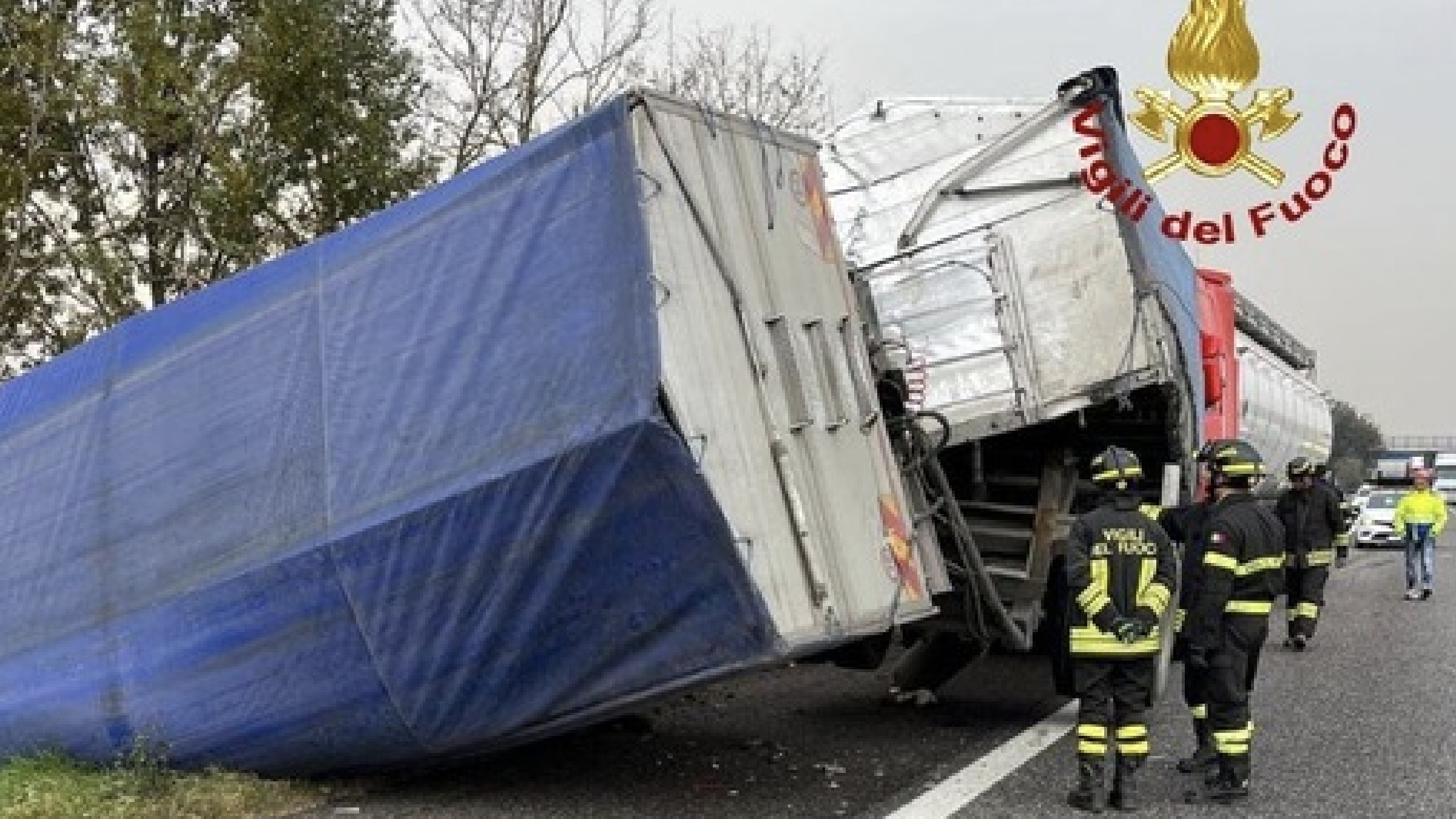 A13 Bologna – Padova, tamponamento tra due mezzi pesanti: un tir si ribalta