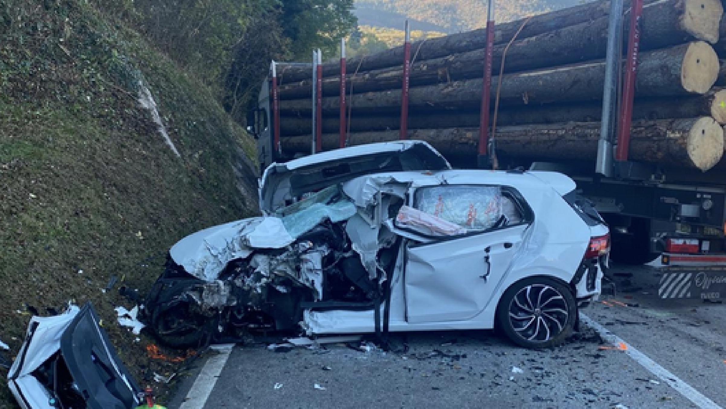 Trento, scontro tra un Tir carico di tronchi e due auto: ci sono feriti gravi