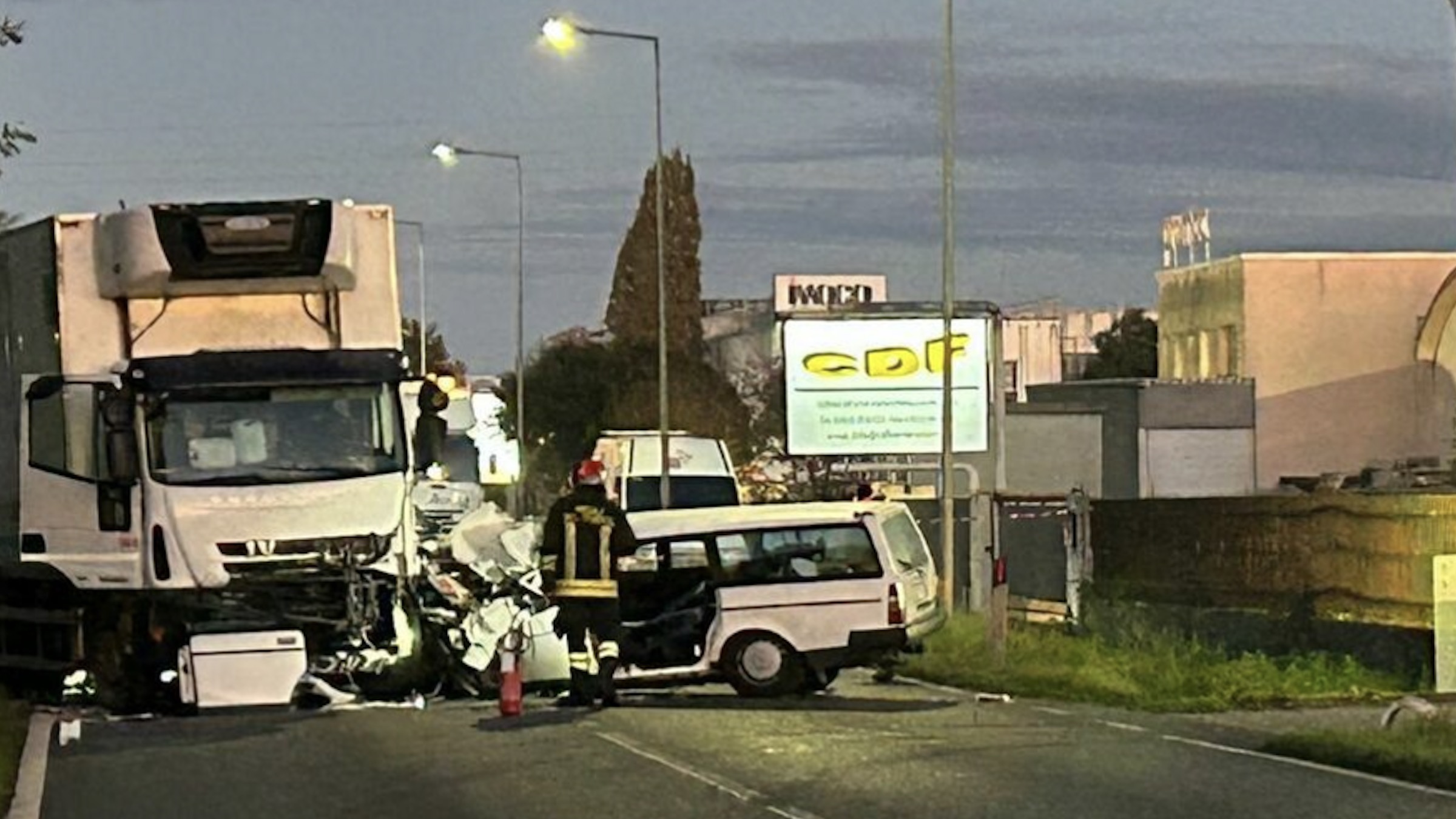 Treviso, frontale auto contro tir: uomo morto incastrato tra le lamiere