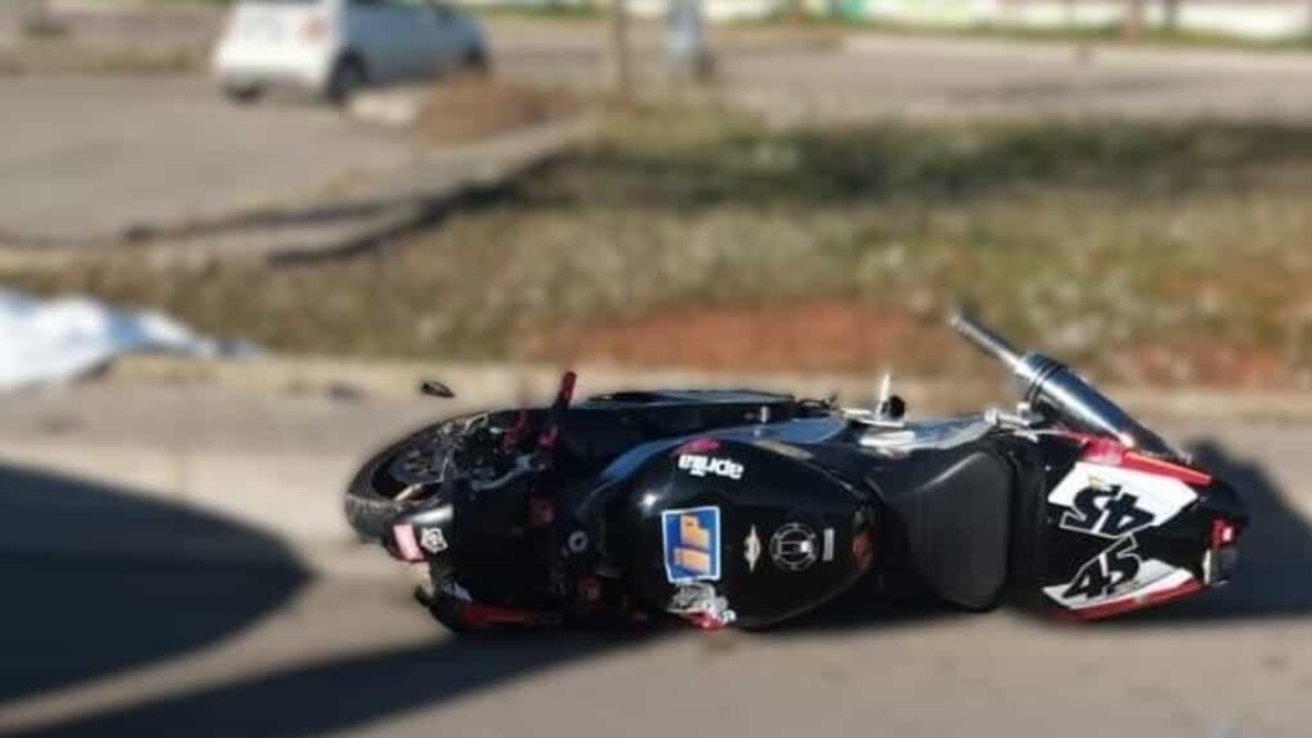 Incrocio infernale, motociclista si schianta e muore sul colpo