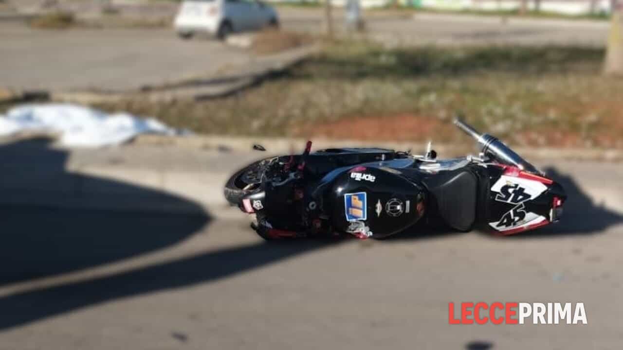 Incrocio infernale, motociclista si schianta e muore sul colpo