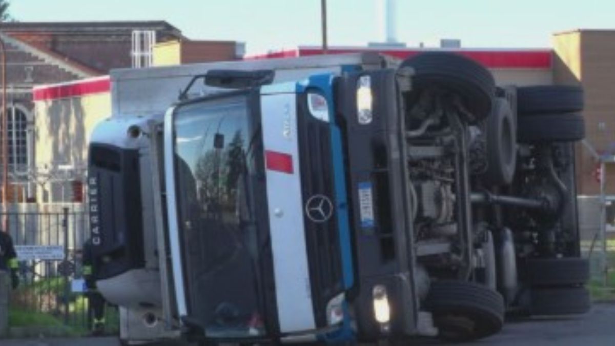 Incidente nel Varesotto, camion si ribalta e perde carburante sull’asfalto