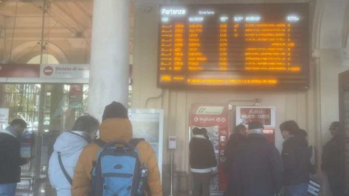 Caos treni, Italia bloccata da un guasto: ritardi e cancellazioni per chi rientra a casa per Natale