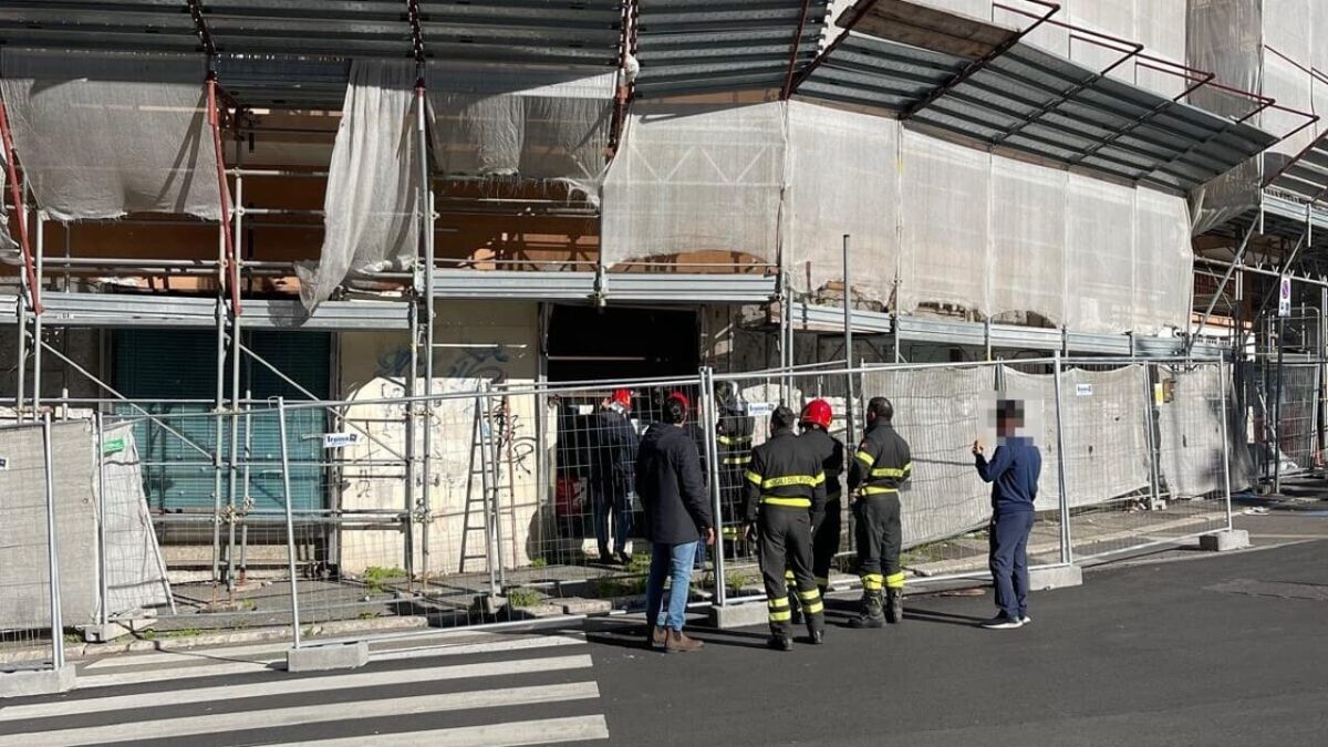 Roma, palazzo a rischio crollo: accertamenti in corso, bus deviati e traffico in tilt