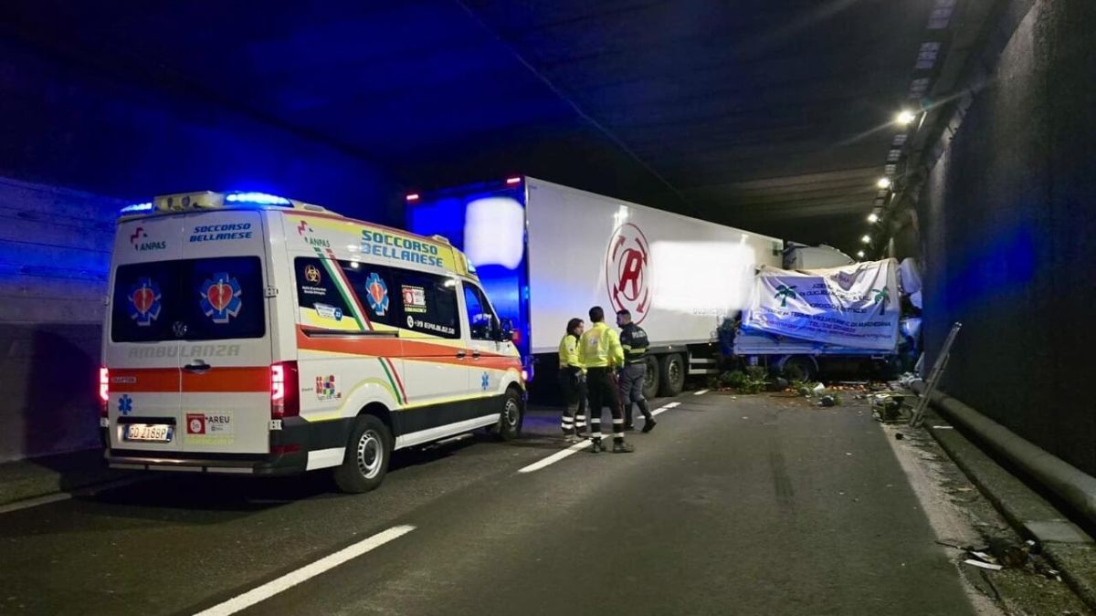 Lecco, incidente sulla Statale 36: due camion si schiantano in galleria, traffico in tilt