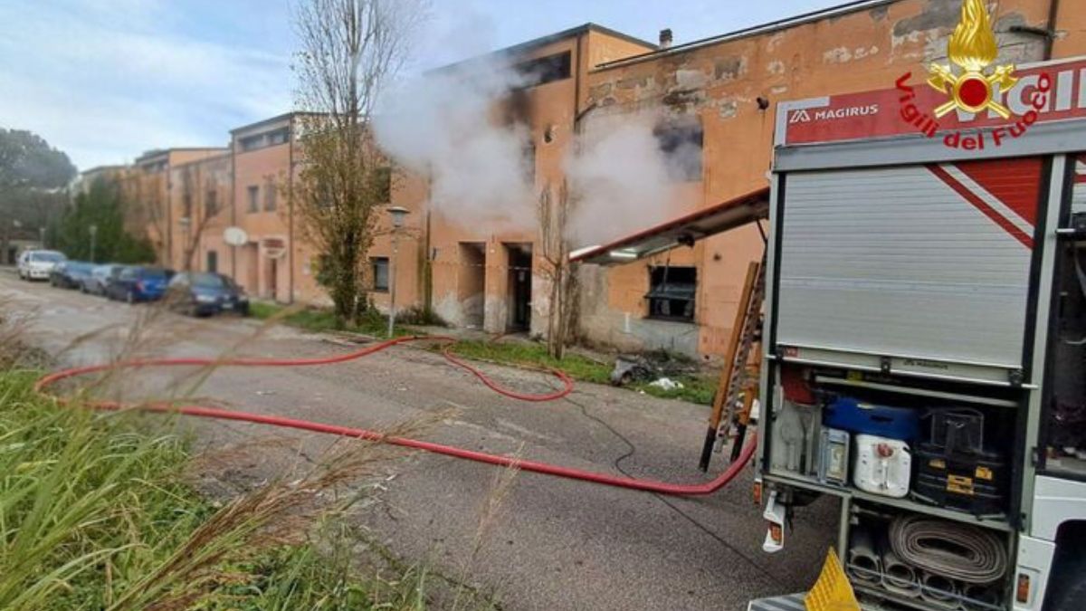 Petriano, violento incendio in un’abitazione: guasto alla stufa, ci sono feriti