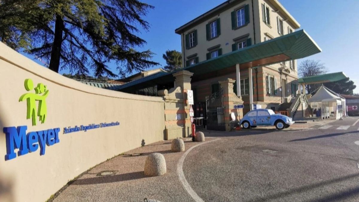 Firenze, bambino di 4 anni cade dalle scale del terzo piano: portato d’urgenza in ospedale