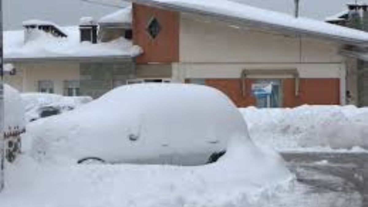 Nevicata pesante nel Modenese: le auto sepolte, abitanti costretti a scavare