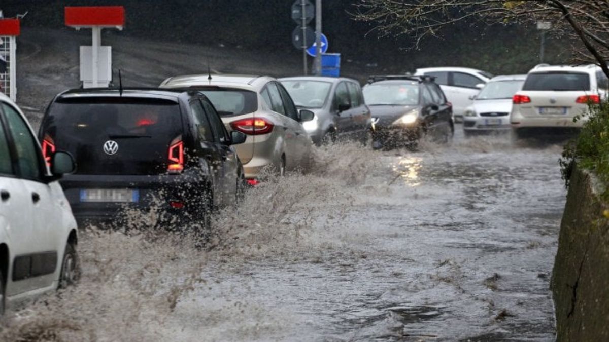 Maltempo in Italia, alluvioni e rischio esondazioni: scatta l’allerta in 6 regioni