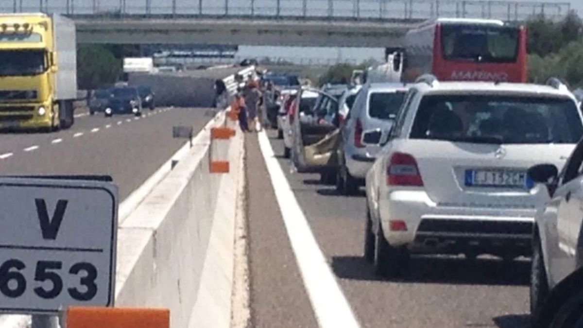 Schianto in autostrada, traffico impazzito e chilometri di code