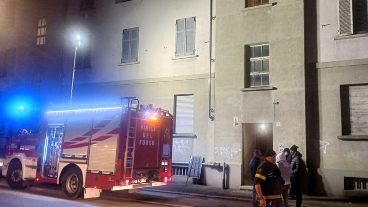 Vercelli, palazzo in fiamme: morta una donna rimasta intrappolata all’interno